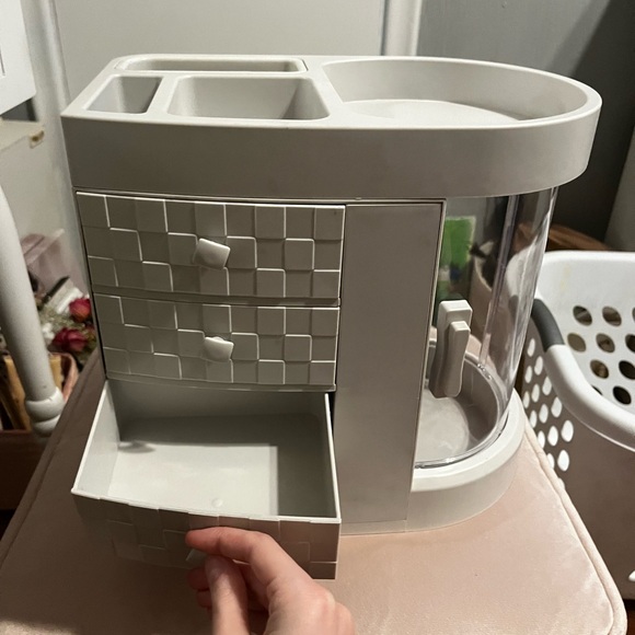 Makeup/ Skincare Holder!!🤍🧖🏼‍♀️ - Picture 5 of 6